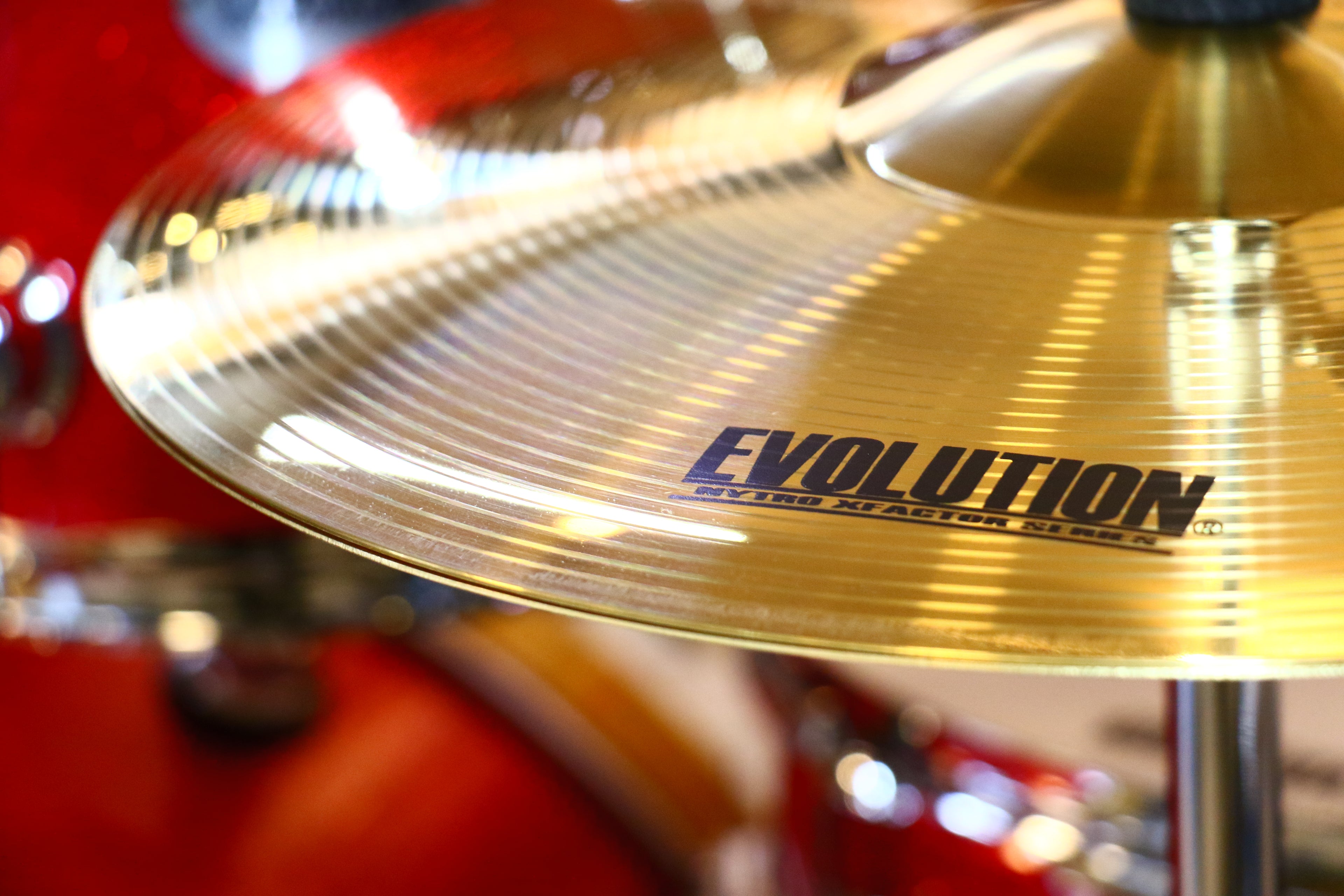 EVOLUTION | BATERIA NYTRO X FACTOR CON PLATILLOS, COLOR PLATA CON RAYAS