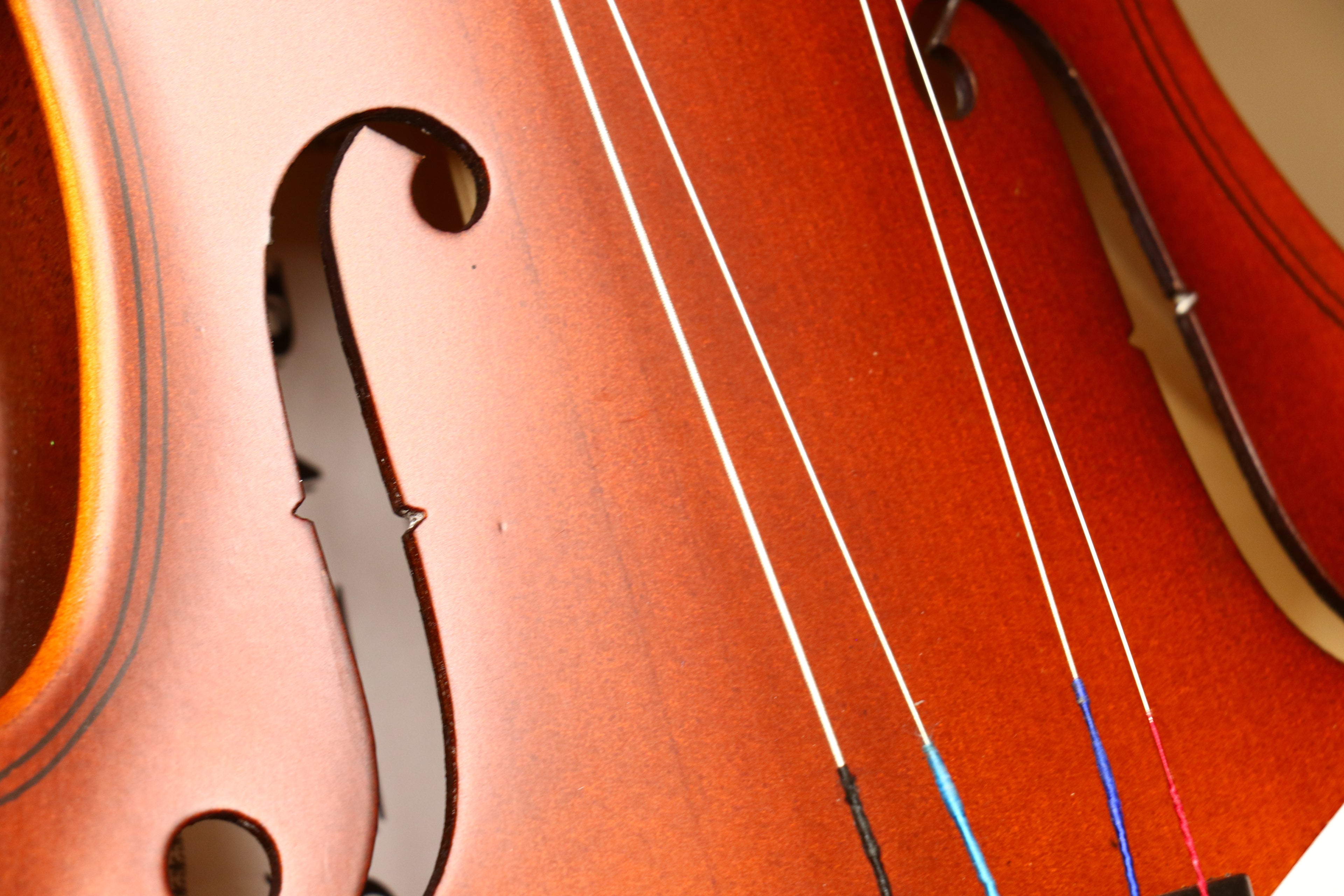 PARIS | VIOLÍN 3/4 TERMINADO NATURAL ANTIGUO MATE, PARTES DE MADERA TÉCNICA, MICROAFINADORES NEGROS.