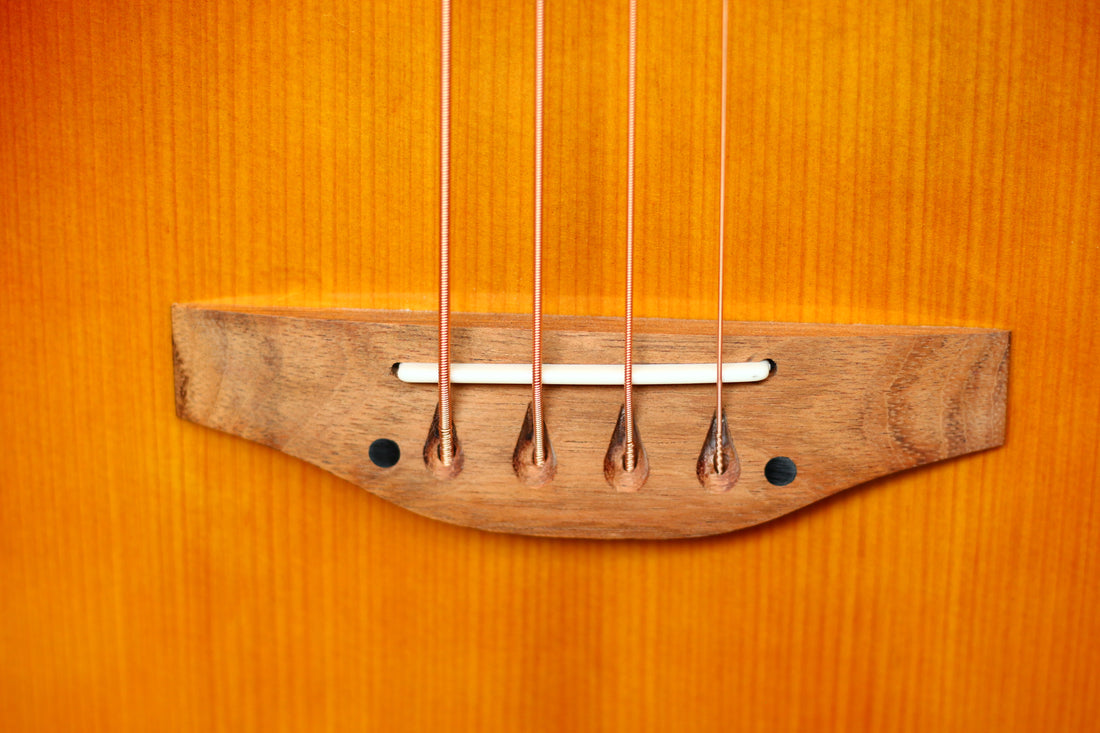 MUSICARTNEY | BAJO ELECTROACUSTICO COLOR SUN BURST, ALTO BRILLO, STILO SUPER JUMBO, TAPA DE ABETO ROJO, CUERPO Y MASTIL DE CAOBA