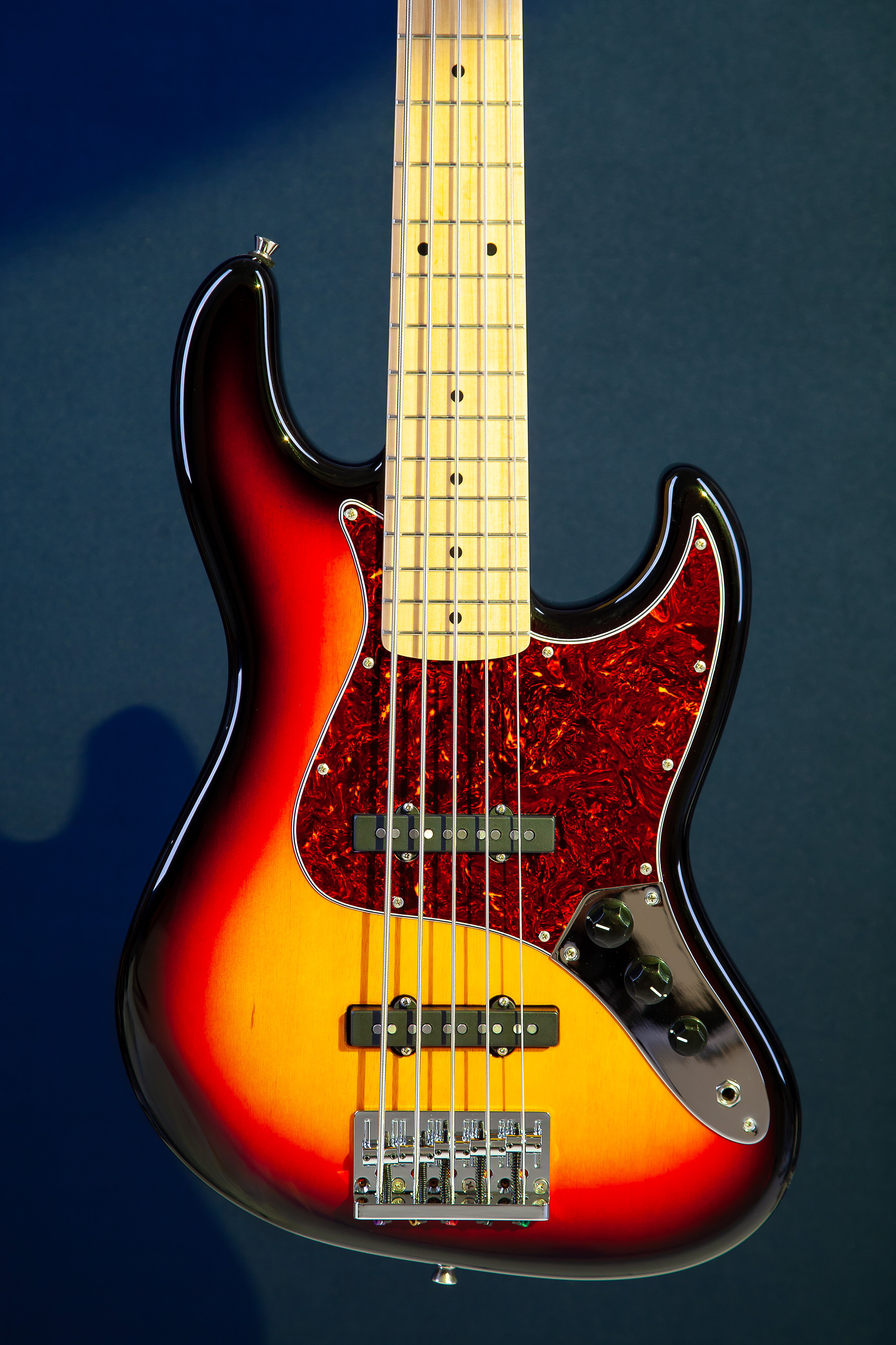 TAGIMA | BAJO ELECTRICO 5 CUERDAS, COLOR SOMBREADO CON MICA VINO TJB