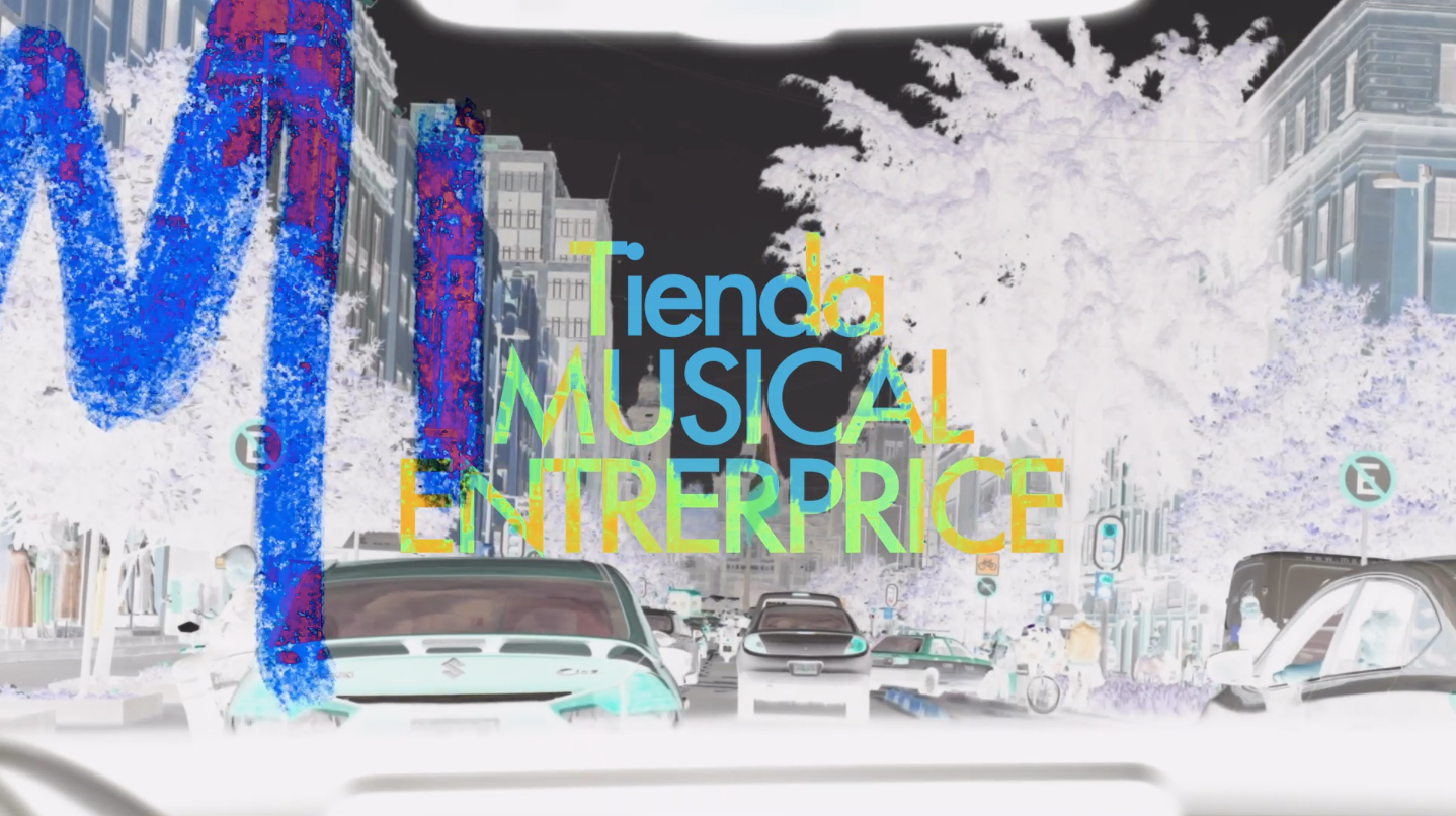 UNA GRAN TIENDA DE MÚSICA EN UNA ENORME CIUDAD