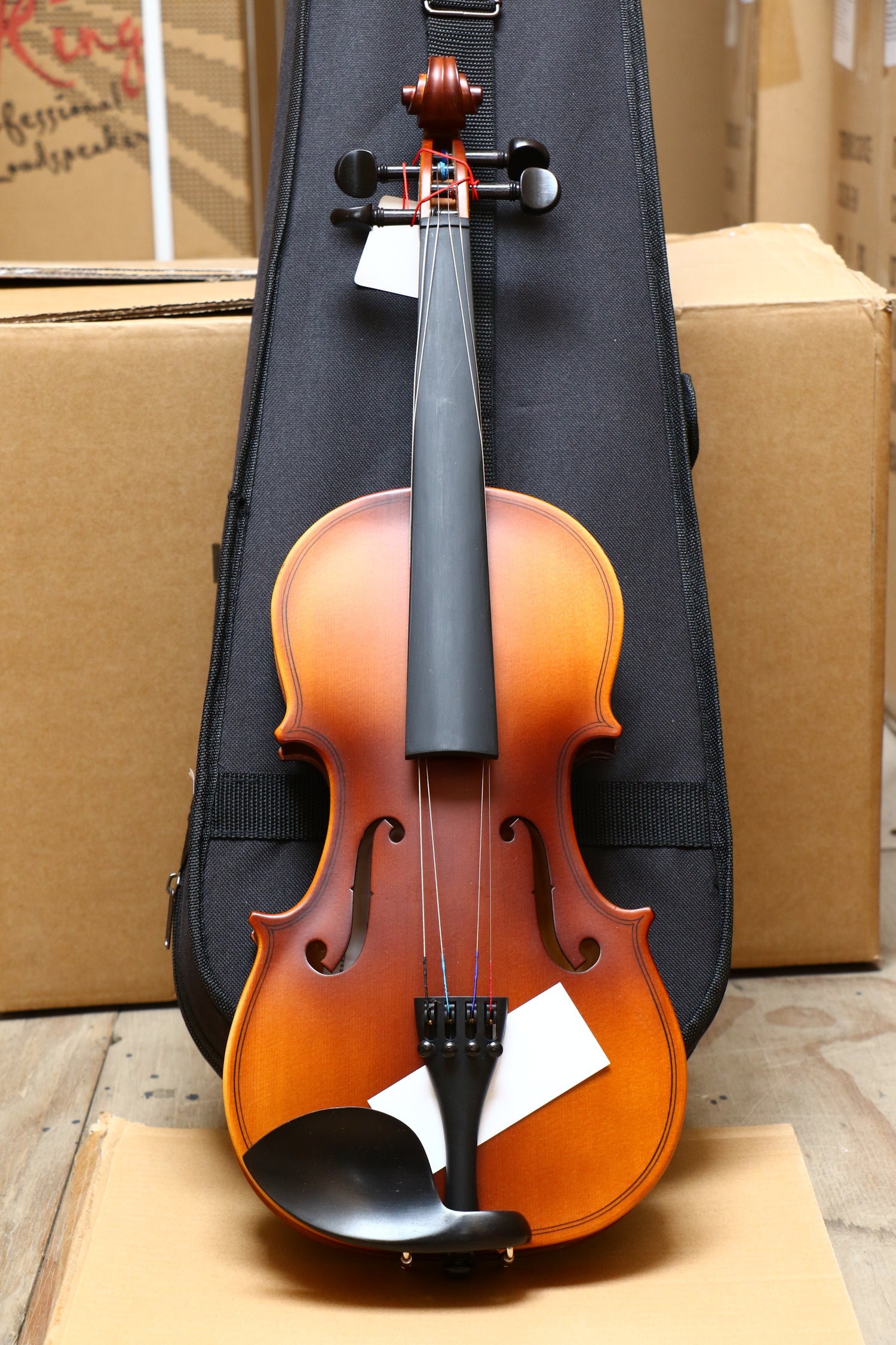 PARIS | VIOLÍN 3/4 TERMINADO NATURAL ANTIGUO MATE, PARTES DE MADERA TÉCNICA, MICROAFINADORES NEGROS.