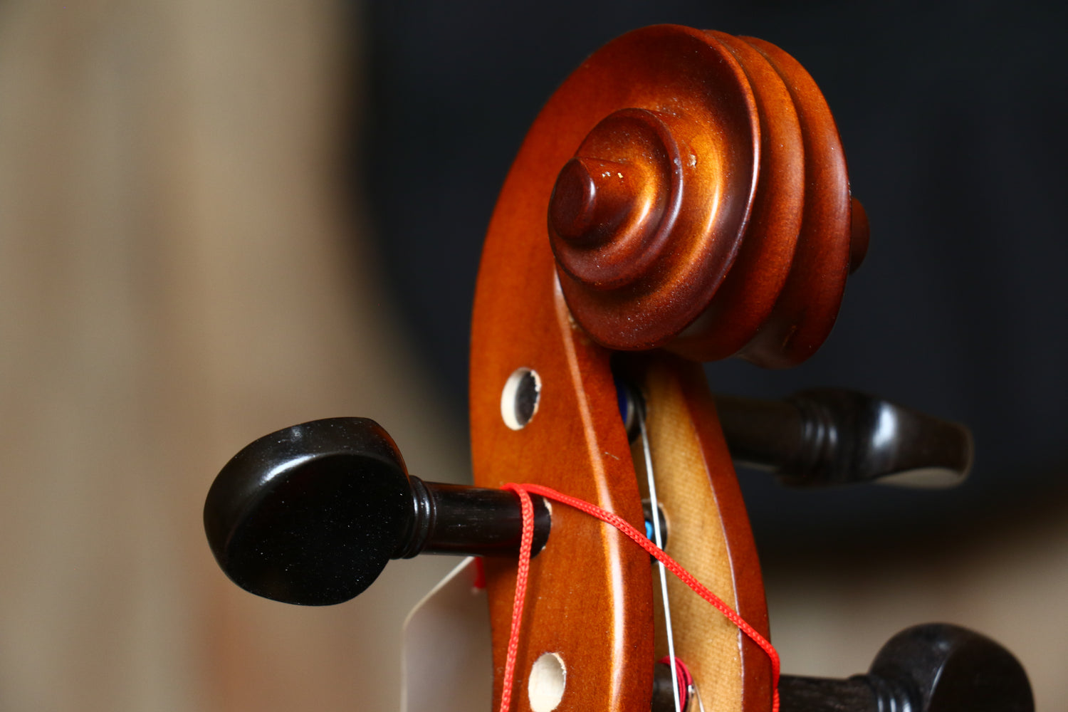 PARIS | VIOLÍN 3/4 TERMINADO NATURAL ANTIGUO MATE, PARTES DE MADERA TÉCNICA, MICROAFINADORES NEGROS.