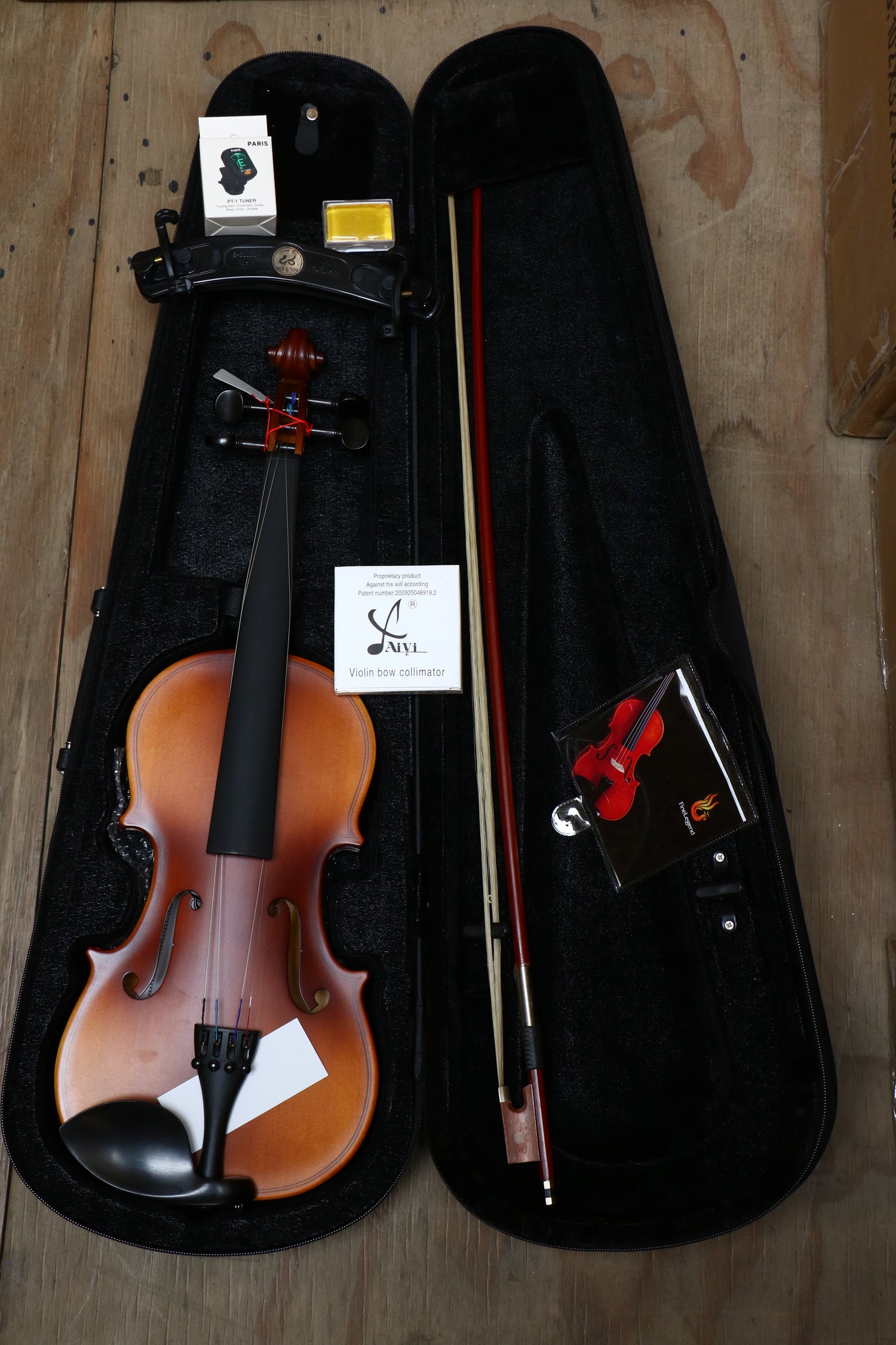 PARIS | VIOLÍN 3/4 TERMINADO NATURAL ANTIGUO MATE, PARTES DE MADERA TÉCNICA, MICROAFINADORES NEGROS.