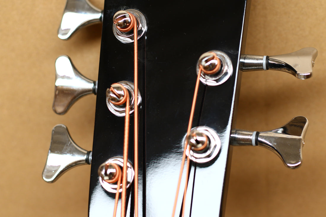 MUSICARTNEY | BAJO ELECTROACÚSTICO 5 CUERDAS COLOR NEGRO MEDIDA SUPER JUMBO