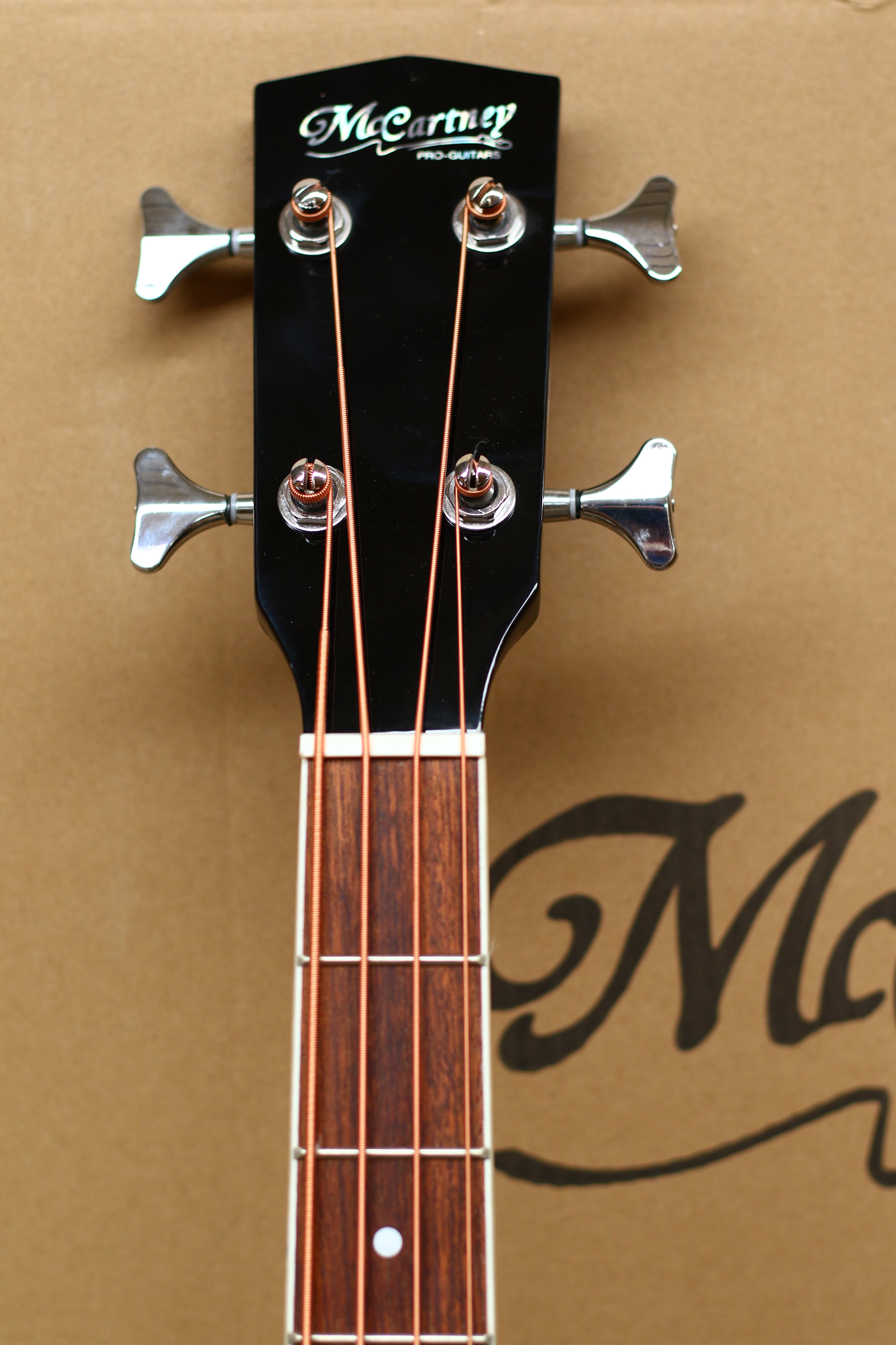 MUSICARTNEY | BAJO ELECTROACUSTICO COLOR SUN BURST, ALTO BRILLO,  STILO SUPER JUMBO, TAPA DE ABETO ROJO, CUERPO Y MASTIL DE CAOBA