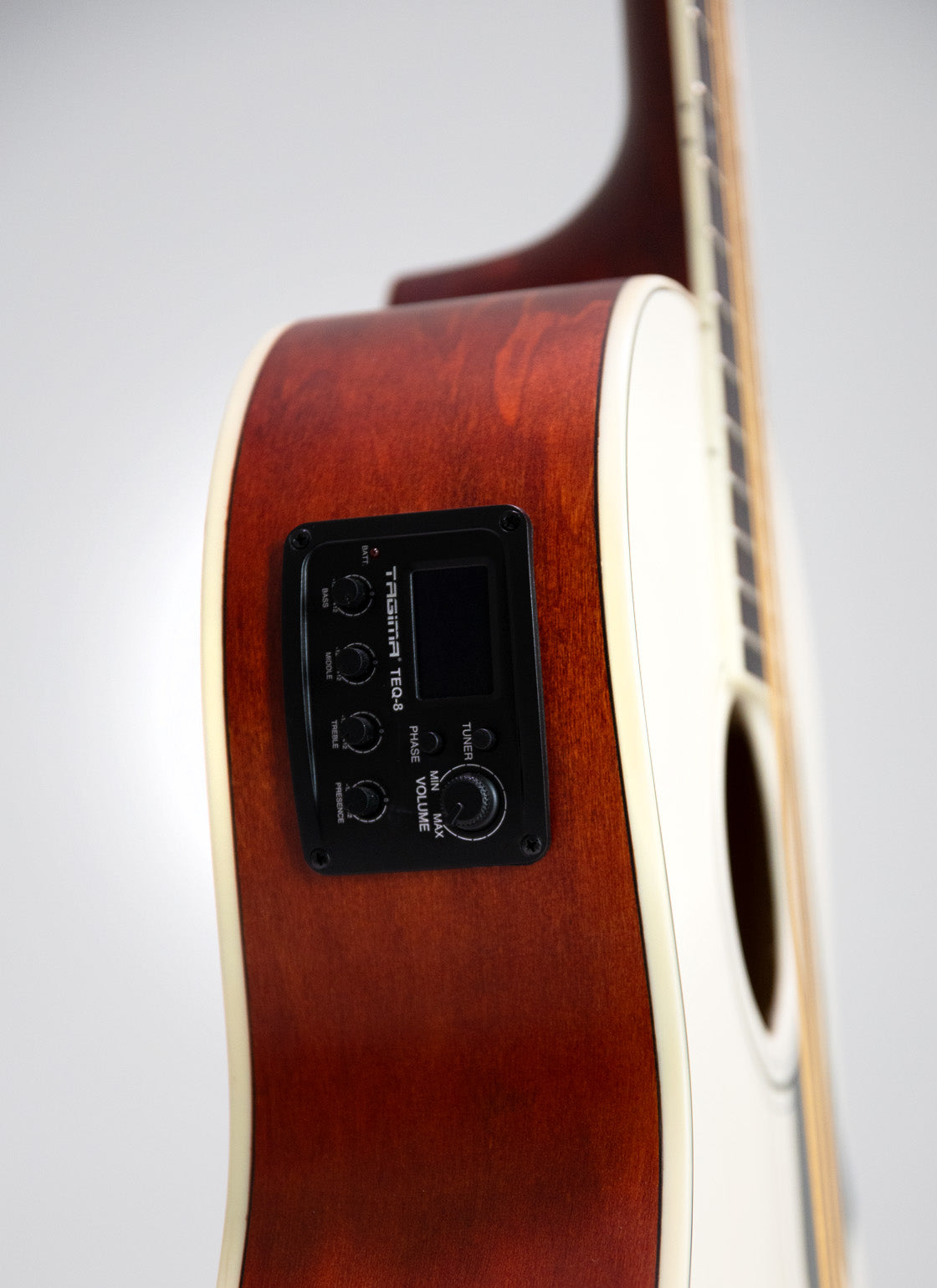 TAGIMA | GUITARRA ELECTROACÚSTICA SERIE LATAM, COLOR OLYMPIC WHITE SATIN NAZCA