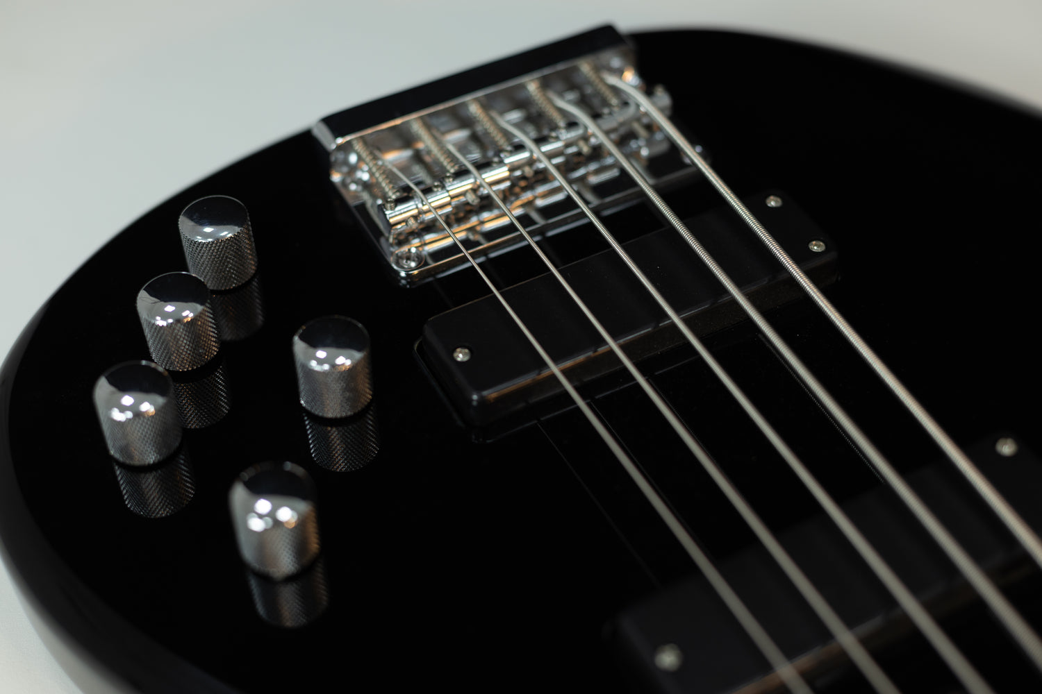 TAGIMA | BAJO DE 5 CUERDAS CLASSIC COLOR NEGRO. MILLENIUM