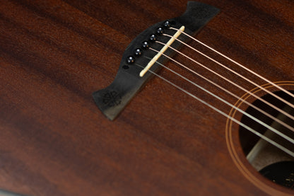 TAGIMA | GUITARRA ELECTRICA SEMI HUECA CUERPO DE CEDRO, DIAPASON PAU FERRO