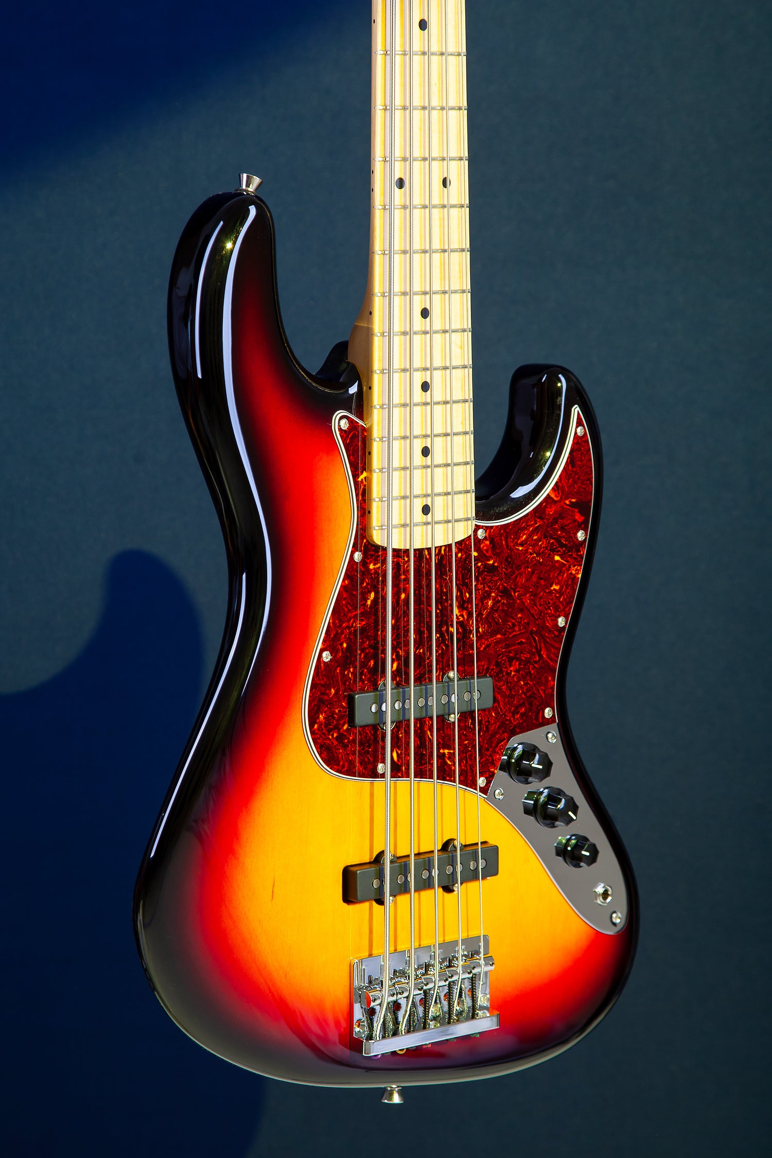 TAGIMA | BAJO ELECTRICO 5 CUERDAS, COLOR SOMBREADO CON MICA VINO TJB